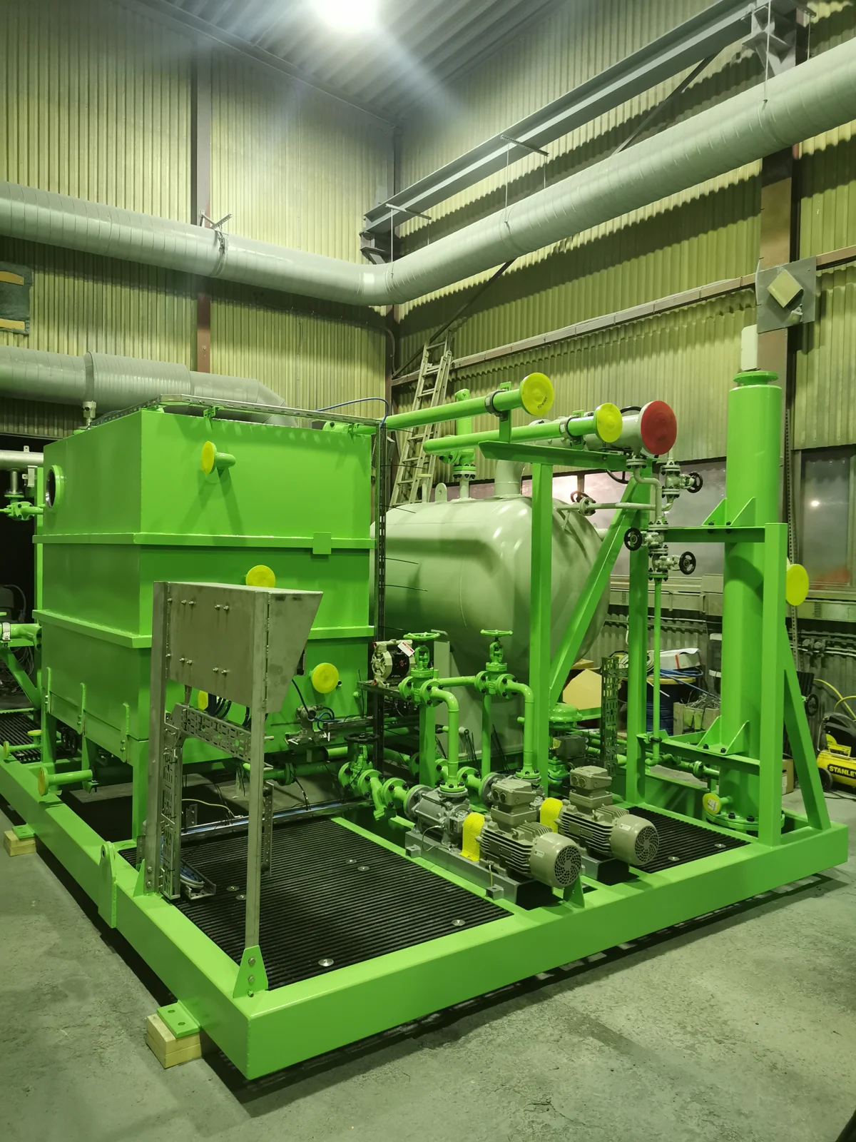 Complete steam generator skid for Barossa FPSO with kettle type steam generator, feedwater tank and pumps